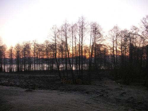 Wschód słońca nad jeziorem - z tarasu