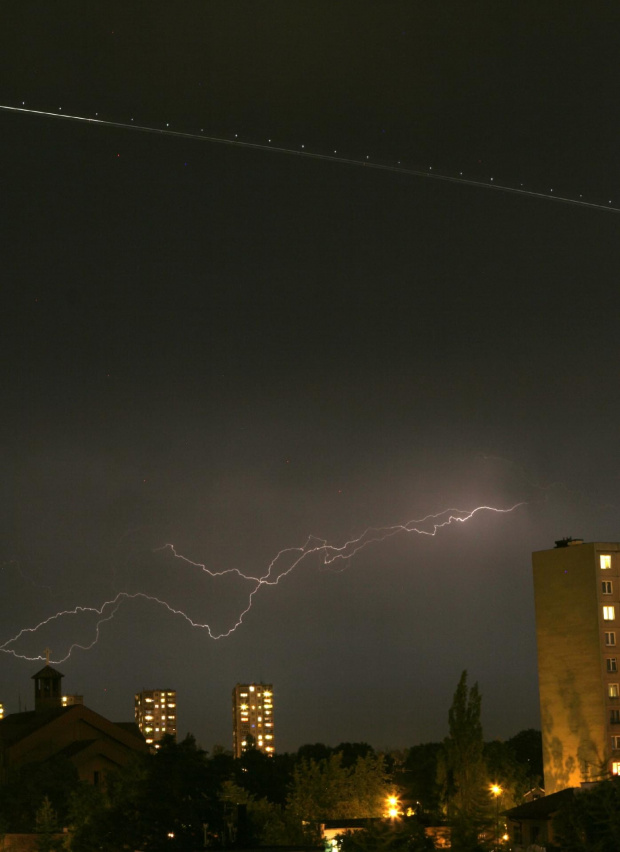 lipcowa burza i samolot #burza #pioruny #ZdjęciaNocne