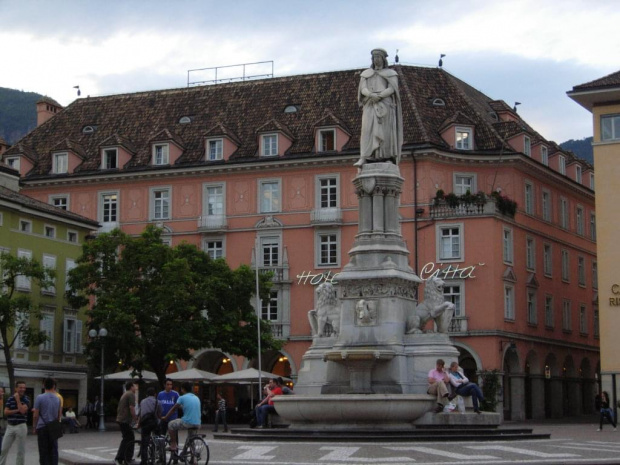 Pocztówka z Bolzano - włoskiego miasta alpejskiego. Odwiedziliśmy je w miniony piątek przed wieczorem po drodze. Pozdrawiam wszystkich ze słonecznej i cieplej Italii, gdzie będę jeszcze 9 dni.