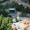 San Marino - najmniejsza republika na świecie położona na górze - widok na kolejkę linową i wagoniki jadące w górę i w dół wahadłowo.