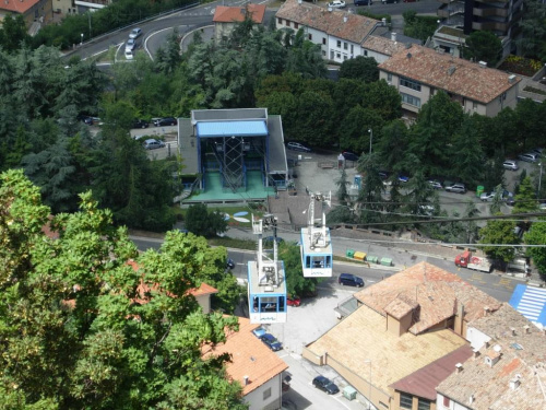 San Marino - najmniejsza republika na świecie położona na górze - widok na kolejkę linową i wagoniki jadące w górę i w dół wahadłowo.