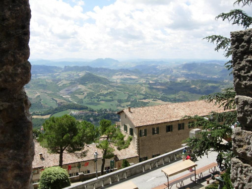 San Marino - najmniejsza republika na świecie położona na górze - spacer po mieście stolicy.