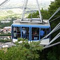 San Marino - najmniejsza republika na świecie położona na górze - wagonik kolejki linowej dobija do górnej stacji.