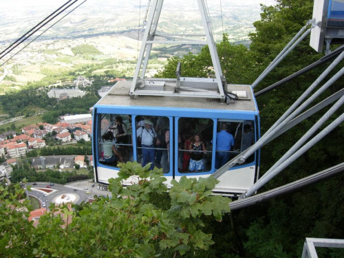 San Marino - najmniejsza republika na świecie położona na górze - wagonik kolejki linowej dobija do górnej stacji.