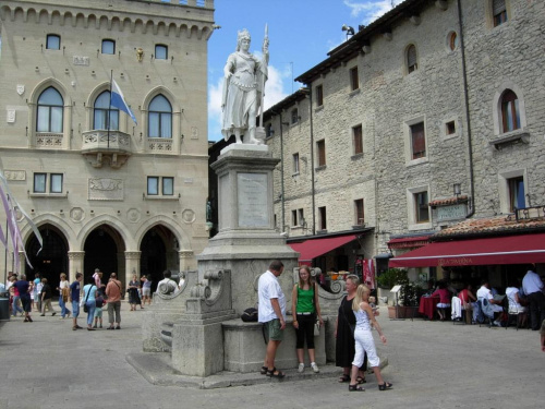San Marino - najmniejsza republika na świecie położona na górze - spacer po mieście stolicy.