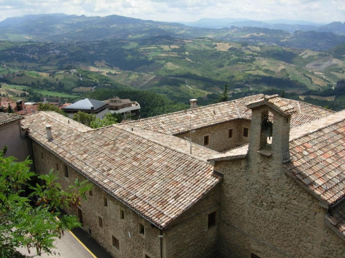 San Marino - najmniejsza republika na świecie położona na górze - spacer po mieście stolicy.