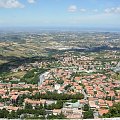 San Marino - najmniejsza republika na świecie położona na górze - widok na Adriatyk w oddali.
