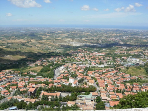 San Marino - najmniejsza republika na świecie położona na górze - widok na Adriatyk w oddali.
