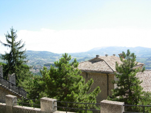 San Marino - najmniejsza republika na świecie połozona na górze - spacer po mieście - stolicy.