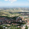 San Marino - najmniejsza republika na świecie położona na górze - widok na Adriatyk w oddali.