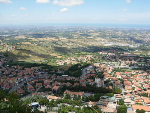 San Marino - najmniejsza republika na świecie położona na górze - widok na Adriatyk w oddali.