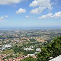 San Marino - najmniejsza republika na świecie położona na górze - widok na Adriatyk w oddali.