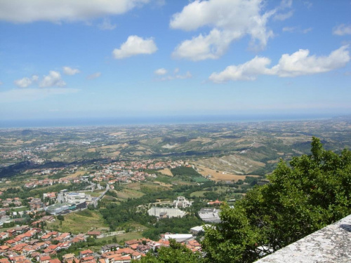 San Marino - najmniejsza republika na świecie położona na górze - widok na Adriatyk w oddali.