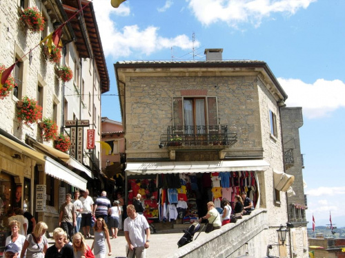 San Marino - najmniejsza republika na świecie położona na górze - spacer po mieście - stolicy.