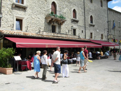 San Marino - najmniejsza republika na świecie położona na górze - spacer po mieście stolicy.