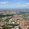 San Marino - najmniejsza republika na świecie położona na górze - widok na Adriatyk w oddali.
