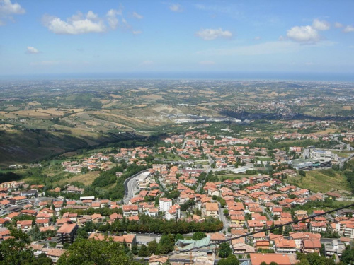 San Marino - najmniejsza republika na świecie położona na górze - widok na Adriatyk w oddali.
