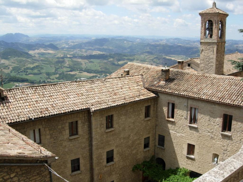 San Marino - najmniejsza republika na świecie położona na górze - spacer po mieście stolicy.