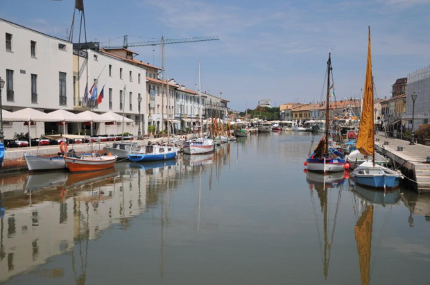 Cesenatico nad Adriatykiem - tutaj spędzamy te wakacje. Spacer po miasteczku. Widok na jeden z kanałów.