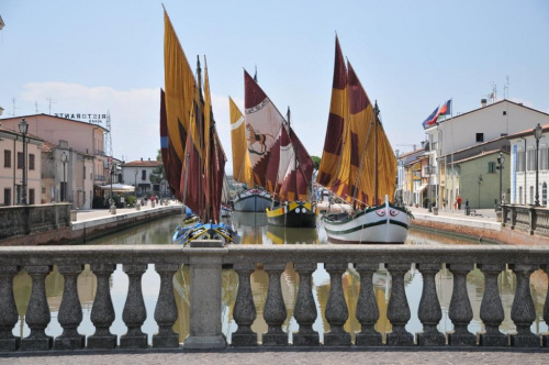 Cesenatico nad Adriatykiem - tutaj spędzamy te wakacje. Spacer po miasteczku. Widok na jeden z kanałów.