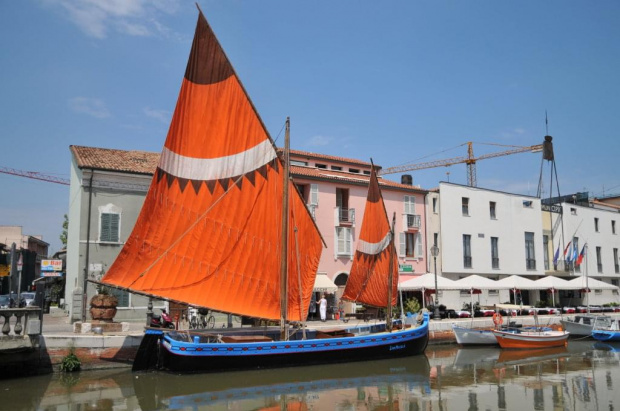 Cesenatico nad Adriatykiem - tutaj spędzamy te wakacje. Spacer po miasteczku. Widok na jeden z kanałów.