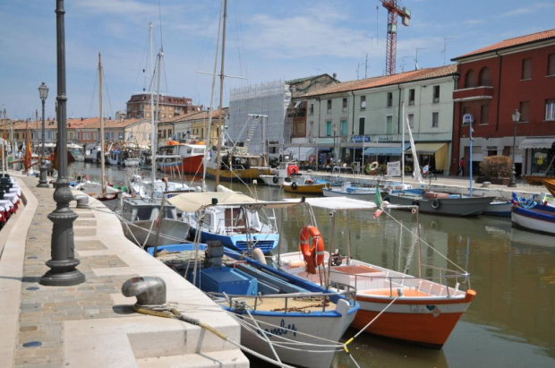 Cesenatico nad Adriatykiem - tutaj spędzamy te wakacje. Spacer po miasteczku. Widok na jeden z kanałów.