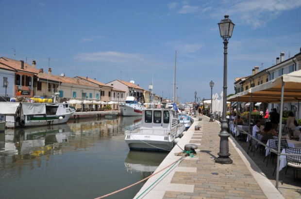 Cesenatico nad Adriatykiem - tutaj spędzamy te wakacje. Spacer po miasteczku. Widok na jeden z kanałów.