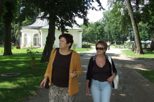 Ania z Ewą Górską zwiedza park wokół Pałacu hr Marcina Popiela w Kurozwękach.
