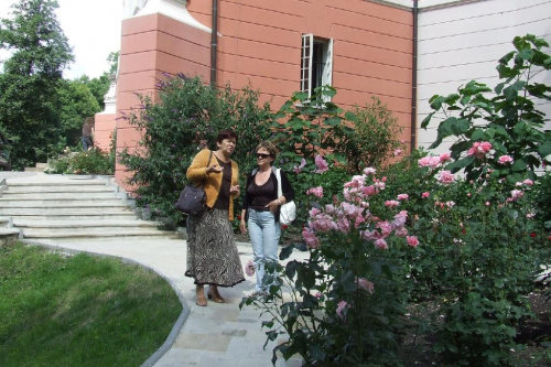 Ania i Ewa spacerują koło Pałacu w Kurozwękach. Mają co wspominać po wielu latach.