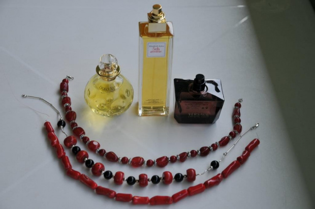 Perfumy i korale - moje prezenty dla żony Anny na imieniny - kupione w San Marino w strefie wolnocłowej. Kosztowały mniej niż połowę tego co zapłaciłbym u nas.