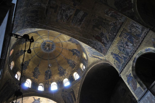 Wenecja - wnętrze bazyliki św. Marka. Niesamowite bogactwo złoceń, mozaiki i inkrustacji. Widać wszędzie wpływy i bogactwo bizantyjskie.