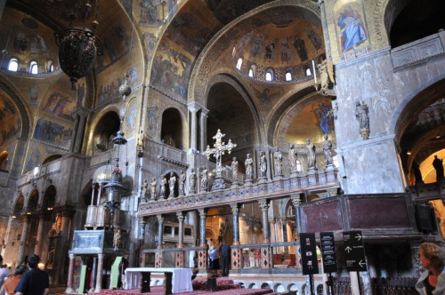 Wenecja - wnętrze bazyliki św. Marka. Niesamowite bogactwo złoceń, mozaiki i inkrustacji. Widać wszędzie wpływy i bogactwo bizantyjskie.