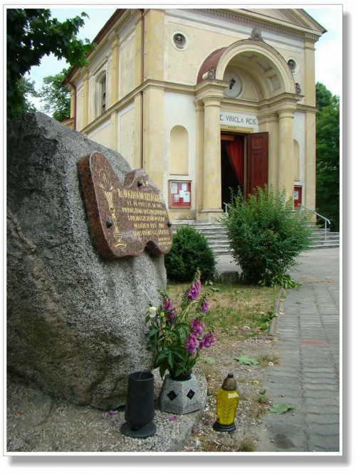 Na wschodnim skraju parku mieści się Kościół wybudowany w 1868 r. jako kaplica pałacowa w stylu późnoklasycystycznym, w krypcie, której znajdują się tablice nagrobne rodziny Potulickich.