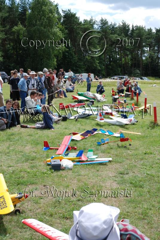 Zawody Modeli Latających Wynalazków
IX AERO MODEL SHOW 2007
www.ANWOMEDIA.pl Linowiec koło Starogardu Gdańskiego 01.07.2007r.