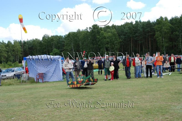 Zawody Modeli Latających Wynalazków
IX AERO MODEL SHOW 2007
www.ANWOMEDIA.pl Linowiec koło Starogardu Gdańskiego 01.07.2007r.