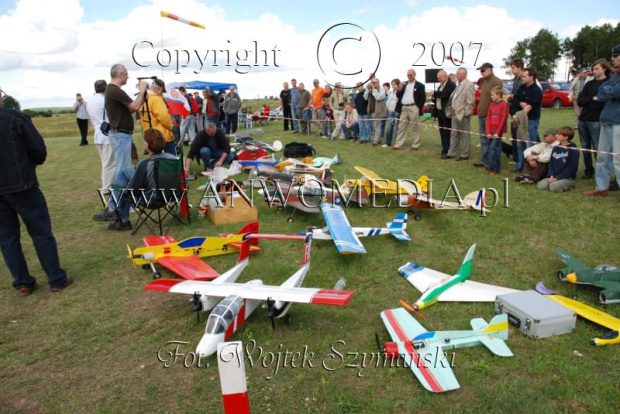 Zawody Modeli Latających Wynalazków
IX AERO MODEL SHOW 2007
www.ANWOMEDIA.pl Linowiec koło Starogardu Gdańskiego 01.07.2007r.