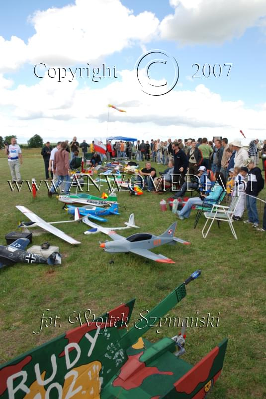 Zawody Modeli Latających Wynalazków
IX AERO MODEL SHOW 2007
www.ANWOMEDIA.pl Linowiec koło Starogardu Gdańskiego 01.07.2007r.