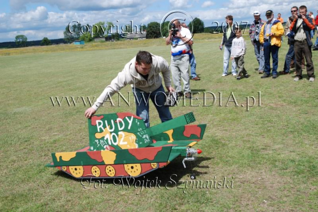 Zawody Modeli Latających Wynalazków
IX AERO MODEL SHOW 2007
www.ANWOMEDIA.pl Linowiec koło Starogardu Gdańskiego 01.07.2007r.