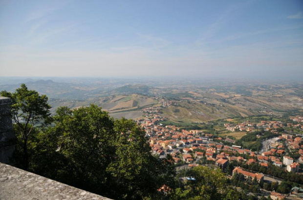 San Marino - spojrzenie w dół z miasta na górze.