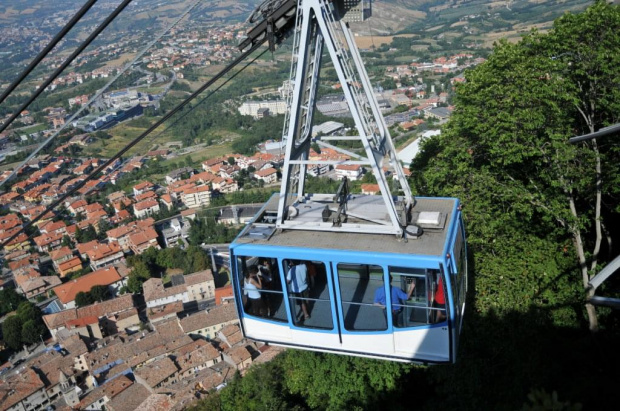 San Marino - wagonik kolejki linowej dobija do górnej stacji.