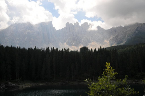 Jezioro Cvarezza al Lago w Dolomitach.