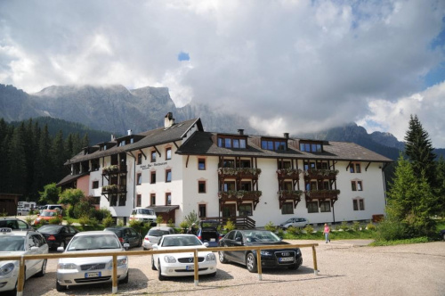 Miejscowość Cvarezza al Lago w Dolomitach.