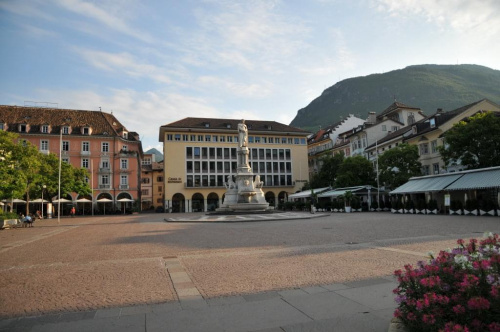 Bolzano o poranku - piękne miasto włoskie w Alpach.