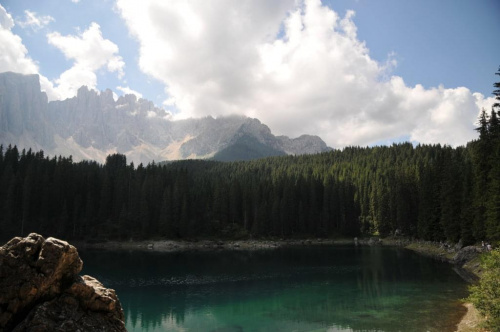 Jezioro Cvarezza al Lago w Dolomitach.