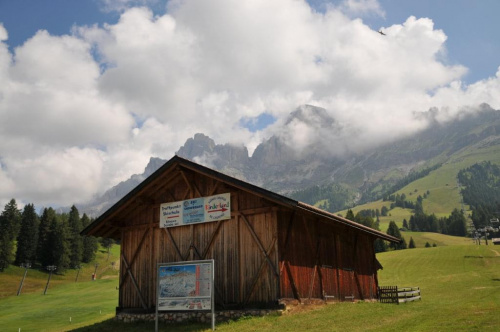 Miejscowość Cvarezza al Lago w Dolomitach.