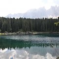 Jezioro Cvarezza al Lago w Dolomitach.