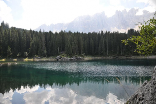 Jezioro Cvarezza al Lago w Dolomitach.