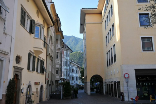 Bolzano o poranku - piękne miasto włoskie w Alpach.