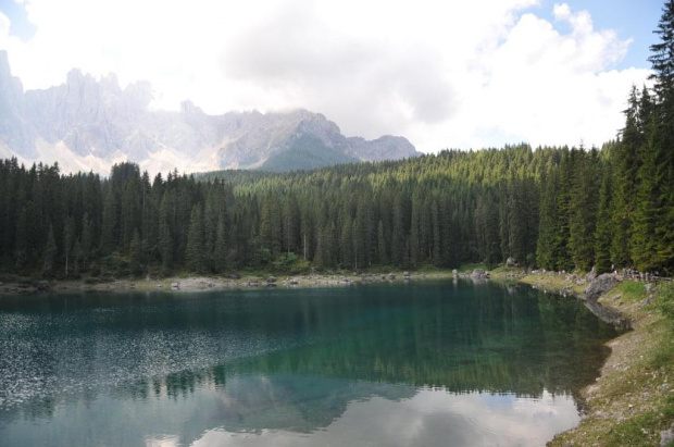 Jezioro Cvarezza al Lago w Dolomitach.