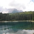 Jezioro Cvarezza al Lago w Dolomitach.